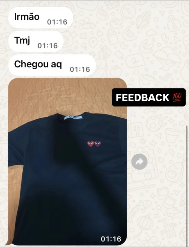 Conversa de WhatsApp: cliente confirma o recebimento da camiseta preta Comme des Garçons Play