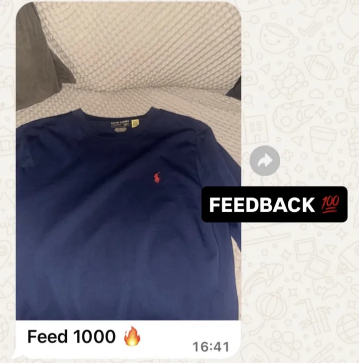 Conversa de WhatsApp: cliente aprova a camiseta manga longa azul-marinho Ralph Lauren